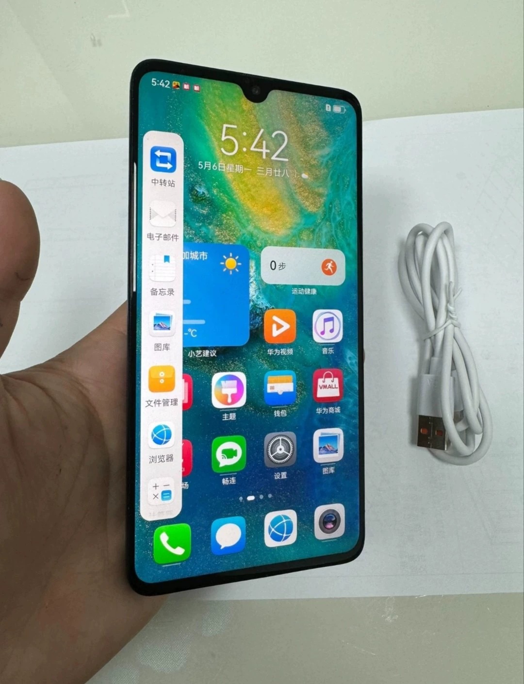 #华为华为mate20 95新6+128g 全原装一直贴膜，刚刚拍照才撕了贴膜 所有功能完好，电池杠杠滴。仅正常使用痕迹。980配合鸿蒙系统相当能打，行云流水。